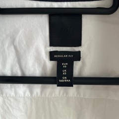 H&M ホワイト シャツ XS の画像