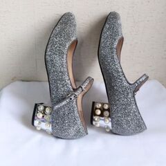 結婚式、パーティーに映えます!　シルバーパンプスの画像