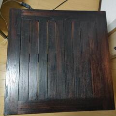 木製テーブルの画像
