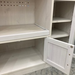 【kj177】美品 ナチュラルカントリー ローキタイプ キッチンカウンター 食器棚 キッチンボード レンジ台 大型レンジ対応 コンセント付き 組み立て完成品　検)一人暮らし　ファミリー　冷蔵庫　洗濯機　オフィス　事務　テーブル　ラック　収納　家具　ソファ　キッチンの画像