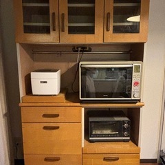 テーブル、食器棚の画像