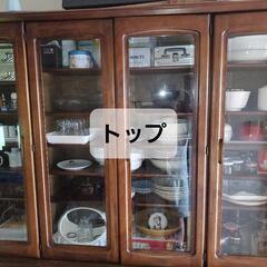 キッチンキャビネットの上部と下部。の画像