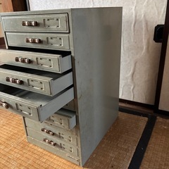 鉄性物入れの画像