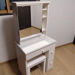 ドレッサー　収納多数　強化ガラス天板　イス付き
