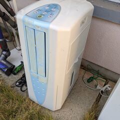 ８月３日５時までに受領できるひと限定品　除湿器　ガムテープを貼って見た目はよくないが使用少ないの画像