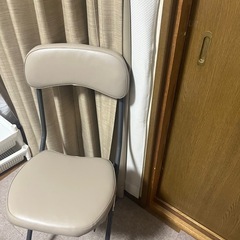 折りたたみ椅子の画像