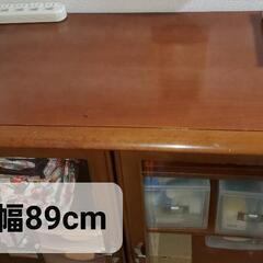 キッチンキャビネット（ドレッサー）ガラス付き木製扉2枚と引き出し2つ。の画像