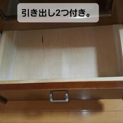 キッチンキャビネット（ドレッサー）ガラス付き木製扉2枚と引き出し2つ。の画像