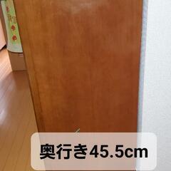 キッチンキャビネット（ドレッサー）ガラス付き木製扉2枚と引き出し2つ。の画像