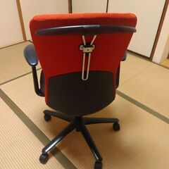 おしゃれ！赤のオフィスチェア！の画像