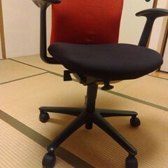 おしゃれ！赤のオフィスチェア！の画像