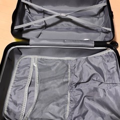 スーツケース　幅40cm×高さ65(コマ込み)cm×厚み25cmの画像
