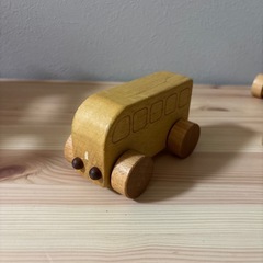 木の車のおもちゃの画像