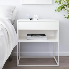 【美品】IKEA　Vikhammerベッドサイドテーブルの画像