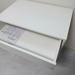 【美品】IKEA　Vikhammerベッドサイドテーブルの画像