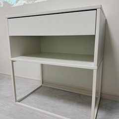 【美品】IKEA　Vikhammerベッドサイドテーブルの画像