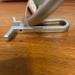 手鏡 シルバー円形折りたたみミラー スタンド可能の画像
