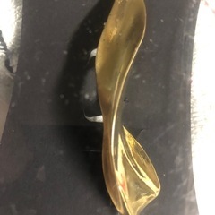 ゴールド色ブローチの画像