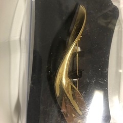 ゴールド色ブローチの画像