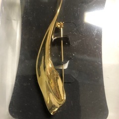 ゴールド色ブローチの画像