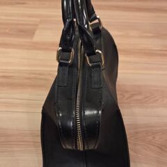 ZARA　ハンドバッグ　黒色　ベージュの画像