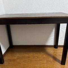 木製テーブルの画像