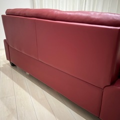 赤い本革ソファーの画像