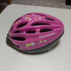 2000円 ブリヂストンの女性ものの自転車のヘルメットです 紐のところは カチャッと 調節が長さを調節ができるようになっております よろしくお願いいたしますの画像