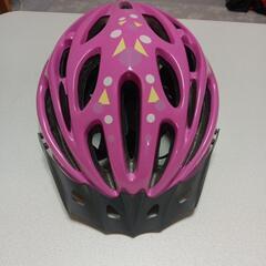 2000円 ブリヂストンの女性ものの自転車のヘルメットです 紐のところは カチャッと 調節が長さを調節ができるようになっております よろしくお願いいたしますの画像