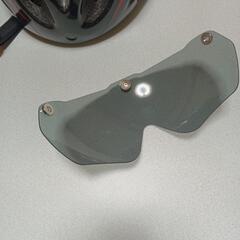 男性ものの自転車のサングラス 取り外し可能な紐の長さも調節できる 頭の部分も後ろのカチカチという部分で大きさが調節できるようになっています1500円にします いかがでしょうか今日はお昼からお仕事なので 午前中 早い時間に 買い取っていただけるから希望です 自宅の近所に名古屋市北区楠木1丁目店 ファミリーマートがあります そこから歩いて4分ぐらいところに我が家があります よろしくお願いいたしますの画像