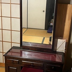高級感のあるドレッサー　大きめの鏡　