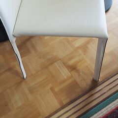 白い皮製の椅子、89ｘ44ｘ44、椅子、高級椅子の画像