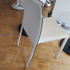 白い皮製の椅子、89ｘ44ｘ44、椅子、高級椅子の画像