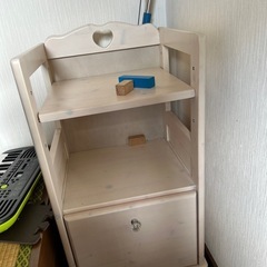 椅子、机、本棚セットの画像