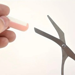 【条件あり無料】　新品　未使用　コーム内臓ハサミ　眉毛トリマー　コスメ　アイブロウケアの画像