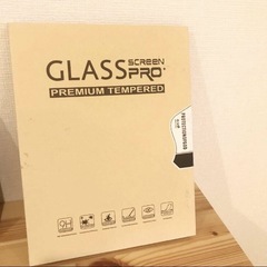 キーボード付きのiPadケースと強化ガラスプロテクターのセットの画像
