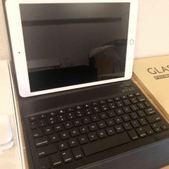 キーボード付きのiPadケースと強化ガラスプロテクターのセットの画像