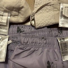 H&M ミッキー水着と帽子＋おまけプレイウェア付き　全て2着の画像