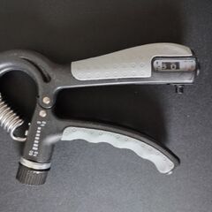 ダンベルと握力グリッパーの画像