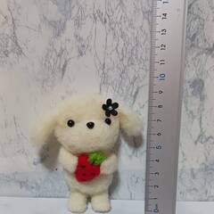 羊毛フェルト黒い花飾りの似合うたれ耳ワンちゃん　ブローチ