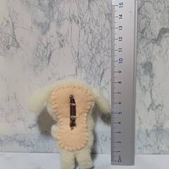 羊毛フェルト黒い花飾りの似合うたれ耳ワンちゃん　ブローチの画像
