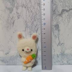羊毛フェルト うさぎちゃんブローチ 人参付き