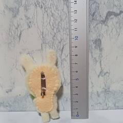 羊毛フェルト うさぎちゃんブローチ 人参付きの画像