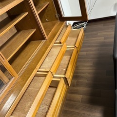 引き取り限定　大阪府泉佐野市から　ナチュラルウッド食器棚　ガラス扉　引き出し付き
の画像