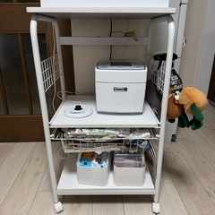 ワゴン(物が乗っていますが、ワゴンのみのお渡しです。)の画像