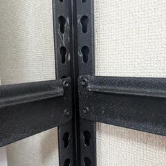 金属製の丈夫な棚の画像