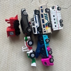 組み立てトラックとミニカーの画像