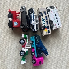 組み立てトラックとミニカーの画像