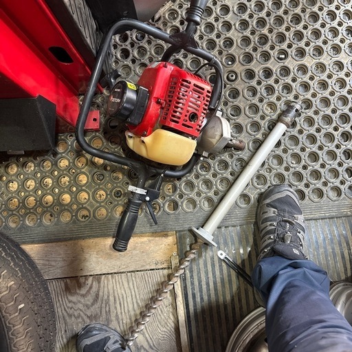 完売御礼‼️エンジン式のドリル‼️農業用や単管打ちに‼️