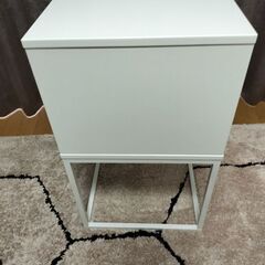 美品　イケア　IKEA　ヴィークハムメル　サイドテーブル　ホワイト　40x39 cmの画像